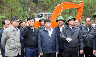 Phó Thủ tướng Hồ Quốc Dũng kiểm tra hiện trường sạt lở đèo Prenn và Mimosa