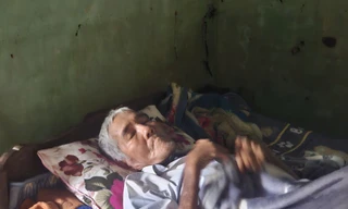 Người đàn ông ôm thi thể mẹ giữa dòng lũ