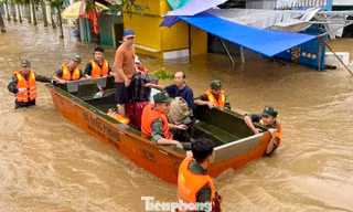 Gần 1.000 cán bộ, chiến sĩ Quân khu 7 ứng cứu người dân vùng lũ Lâm Đồng