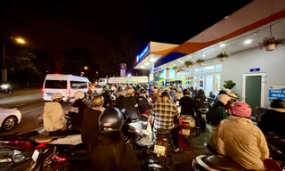 Lo xe bồn chở xăng bị cấm đường, người dân Đà Lạt đổ xô đi mua xăng