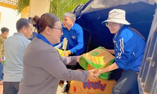 Nhiều chuyến xe nghĩa tình liên tục hướng về vùng rốn lũ