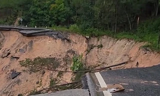 Đoạn đường rộng gần 50m sụt xuống tạo thành hàm ếch sâu khoảng 30m.