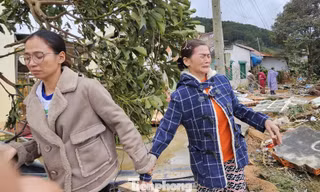 Xót xa cảnh tan hoang sau mưa lũ ở Lâm Đồng, nhiều hộ chỉ còn trơ lại nền nhà