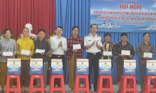 Bộ Tư lệnh Vùng Cảnh sát biển 3 trao tặng cờ Tổ quốc cho ngư dân.