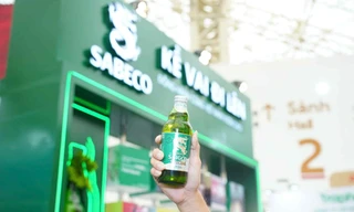 Khách tham quan khám phá và trải nghiệm không gian trưng bày của Sabeco tại triển lãm đất nước