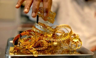 Giá vàng lao dốc kể từ đầu tháng 8.