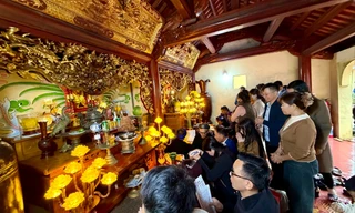 Du khách chen chân ở đền thờ nổi tiếng Hà Tĩnh 