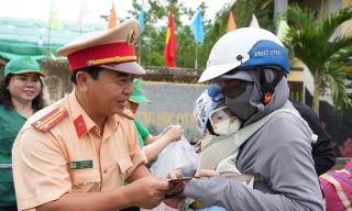 CSGT Lâm Đồng tặng lì xì, quà cho bà con trên đường về quê ăn Tết 