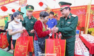 ‘Gian hàng 0 đồng’ ấm lòng dân nghèo ngày cận Tết 