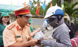 CSGT Lâm Đồng tặng lì xì, quà cho bà con trên đường về quê ăn Tết 