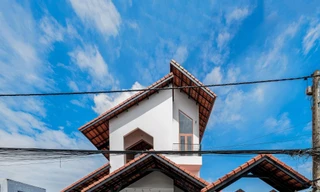 Nhà mái ngói quanh sân vườn rộng rãi