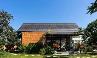 Nhà mái dốc 160m2 giữa cánh đồng lúa đẹp như tranh vẽ