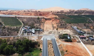 Thi công đường ven biển hơn 1.900 tỷ ở Lâm Đồng chậm tiến độ vì thiếu cát, vướng mặt bằng