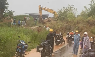 Đèo Đại Ninh sạt lở, quốc lộ 28B ách tắc do mưa lớn