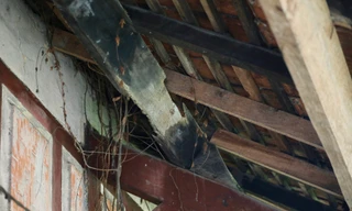 Bên trong biệt thự xuống cấp, người dân nín thở chờ phép sửa 