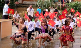 Học sinh hân hoan dự lễ khai giảng.