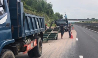 Lực lượng chức năng sử dụng các phương tiện xử lý sự cố.