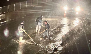 Lực lượng chức năng xử lý sự cố.