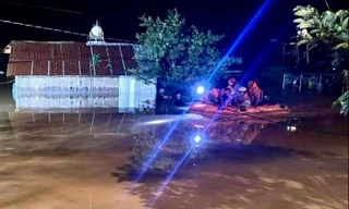 Mưa lớn khiến hàng trăm hộ dân ở Lâm Đồng chìm trong biển nước, sơ tán xuyên đêm