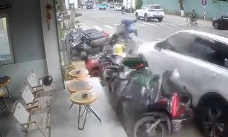 Ô tô tông hàng loạt xe máy, hất văng một người xuống đường