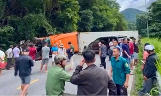 Xe container mất phanh lật chắn ngang đường, đèo Bảo Lộc tắc nhiều giờ