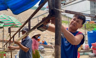 Cưỡng chế tháo dỡ hàng loạt lều quán dựng trái phép ven biển Mũi Né