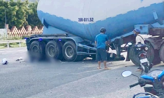 Va chạm xe đầu kéo đang rẽ, hai người tử vong tại chỗ