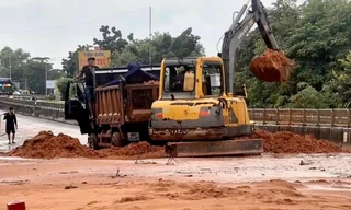 Cát đỏ tràn xuống, phủ kín một đoạn quốc lộ 1A ở Lâm Đồng