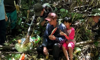 Ông Nguyễn Hữu Hà (đội mũ đỏ) được tiếp nước cùng đồ ăn.