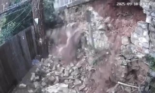 Taluy cao 3m bất ngờ đổ sập, vùi lấp hẻm dân sinh ở Lâm Đồng