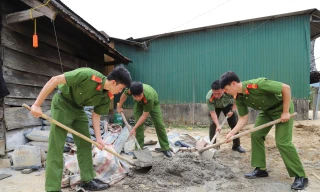 Lực lượng Công an tỉnh Lâm Đồng tham gia phong trào xoá nhà tạm, nhà dột nát.