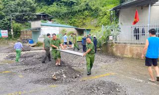 Công an xã ở Điện Biên hỗ trợ người dân dọn đường, gia cố nhà cửa sau mưa lũ