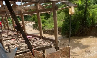 Lũ quét trong đêm ở Mường Luân: Nhà sập, ô tô trôi, bản làng tan hoang