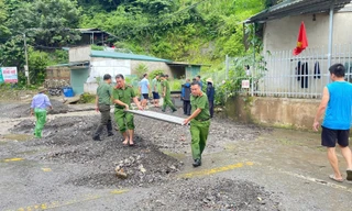 Công an xã ở Điện Biên hỗ trợ người dân dọn đường, gia cố nhà cửa sau mưa lũ