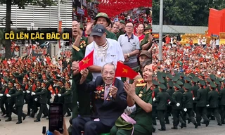 Người trẻ xúc động chia sẻ hàng loạt khoảnh khắc đẹp về cựu chiến binh trong tổng duyệt A80