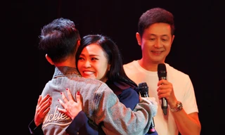 Tiến Đạt xúc động ôm Phương Thanh 