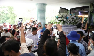 YouTuber vây quanh nơi hỏa táng Ngọc Trinh, người nhà cầu xin