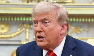 Giá vàng lao dốc, USD tăng cao do quyết định áp thuế trừng phạt của ông Trump