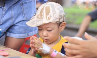 Trung thu của những đứa trẻ tay đầy vết kim tiêm