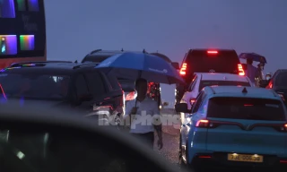 Hàng nghìn người đội mưa, ôtô nối đuôi tới lễ cưới Hoa hậu Đỗ Thị Hà và doanh nhân Viết Vương