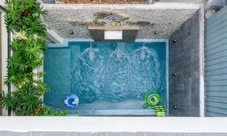 Nhà trong hẻm có hồ bơi vừa sáng vừa thoáng