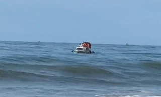 Tìm kiếm du khách TP.HCM bị sóng cuốn mất tích ở biển Kê Gà