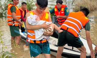 Mô tô nước cứu nhiều người già và trẻ em khỏi vùng ngập sâu 