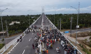 Người dân tụ tập tại trên cầu Rạch Miễu 2.