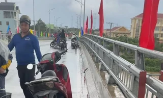 Hiện trường vụ người đàn ông nhảy cầu được cứu vớt kịp thời.