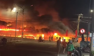 Ngọn lửa bùng phát dữ dội.