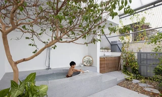 Cầu thang và sân chơi trẻ em thú vị trong nhà ống diện tích nhỏ