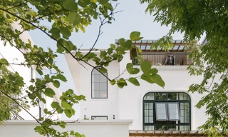 Biệt thự ba tầng đưa cây xanh dẫn lối vào nhà