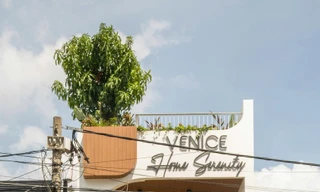 Nhà phố 2 tầng chuyển đổi chức năng với tông màu thanh lịch dễ chịu