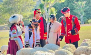 Du khách thích thú hóa thân thành người du mục như trong phim 